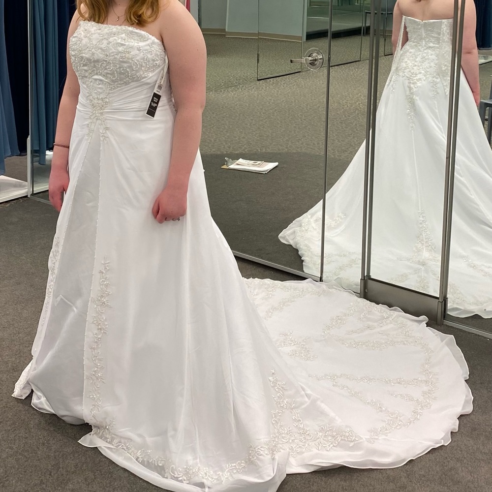 *BRAND NEW* David’s Bridal Wedding Dress - Picture 2 of 7